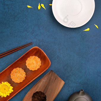最小的简单布局月亮蛋糕蓝色的背景<strong>中秋节</strong>日有创意的食物设计概念前视图平躺复制空间