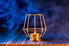 万圣节概念橙色南瓜灯笼蜡烛黑暗木表格blue-orange烟背景技巧治疗关闭