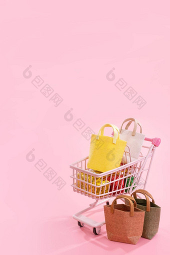 年度出售购物季节概念迷你红色的商店车电车完整的纸袋礼物孤立的苍白的粉红色的背景空白复制空间关闭