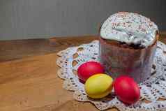 传统的复活节蛋糕色彩斑斓的复活节鸡蛋木背景