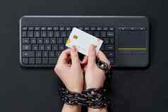 女人金属链持有信贷卡键盘在线购物上瘾概念