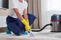男人。清洁地毯生活房间真空更清洁的首页清洁服务概念