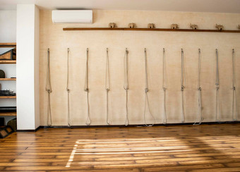 健美操绳子系银环墙瑜伽工作室大结锻炼锻炼在室内拉伸活动概念