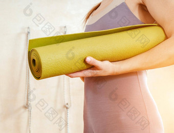 女人穿运动服站健身房持有瑜伽席准备好了开始健身瑜伽培训概念体育生活方式瑜伽概念