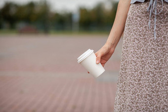 白色纸杯咖啡女人手时间喝咖啡