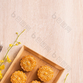 月亮蛋糕茶明亮的木表格假期概念中秋节日传统的食物布局<strong>设计</strong>前视图平躺复制空间
