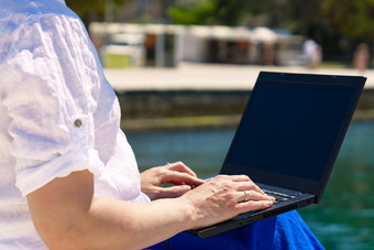 业务女人自由职业者坐在码头海作品移动PC梦想工作