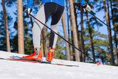 越野滑雪阳光明媚的冬天一天交叉国家滑雪特写镜头
