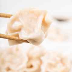 新鲜的美味的煮熟的猪肉虾饺子饺子白色背景我是酱汁筷子关闭生活方式自制的设计概念