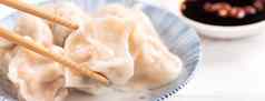 新鲜的美味的煮熟的猪肉虾饺子饺子白色背景我是酱汁筷子关闭生活方式自制的设计概念