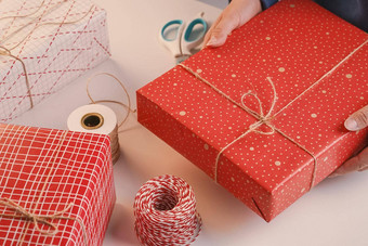 年轻的女人蓝色的包装包装圣诞节礼物孩子们孩子们美丽的红色的白色包装器闪闪发光的光生活方式
