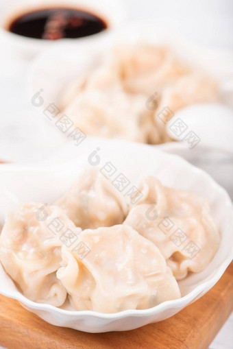 新鲜的美味的煮熟的猪肉饺子饺子饺子白色背景我是酱汁筷子关闭生活方式自制的设计概念图片