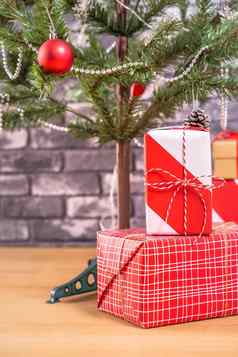 装饰圣诞节树包装美丽的红色的白色礼物首页黑色的砖墙节日设计概念关闭