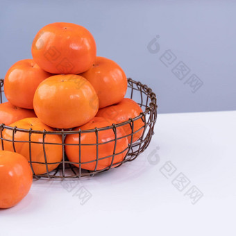 新鲜的美丽的切片甜蜜的柿子脚孤立的白色厨房表格<strong>灰色</strong>的蓝色的<strong>背景中国</strong>人月球一年设计概念关闭