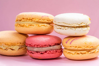 色彩斑斓的法国饼干马卡龙集粉红色的背景美味的水果杏仁甜蜜的饼干蛋糕macaron