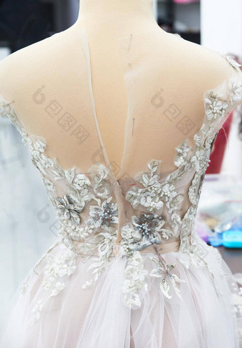 细节婚礼衣服人体模型缝纫过程