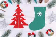 圣诞节概念作文装饰对象冷杉树分支花环点缀孤立的白色木表格前视图平躺布局