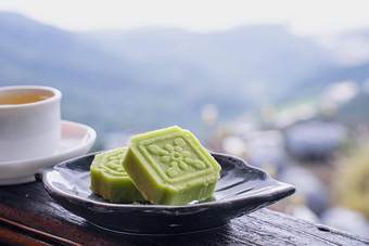 美味的绿色绿豆豆蛋糕黑色的茶板木栏杆<strong>茶馆</strong>台湾美丽的景观背景关闭