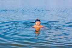 快乐孩子游泳河热夏天一天游泳水库快乐家庭有趣的溅水夏天