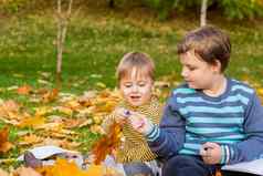 秋天情绪男孩坐着毯子公园秋天肖像孩子黄色的树叶视线甜蜜的有爱心的男孩