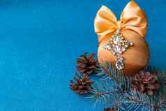 黄金圣诞节球莱茵石圣诞节树装饰圣诞节玩具圣诞节球圣诞节树装饰蓝色的背景