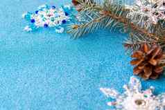 布局圣诞节元素蓝色的闪亮的背景云杉分支视锥细胞水晶雪花
