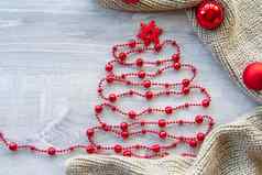 圣诞节树使珠子大红色的雪花明星布局圣诞节元素