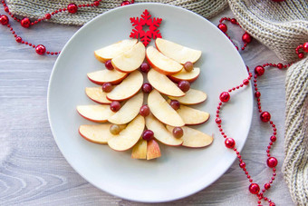 圣诞节树使切片苹果浆果大红色的木雪花明星板苹果光背景