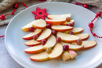 圣诞节树使切片苹果浆果大红色的木雪花明星板苹果光背景