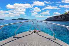 风景优美的Prow船海Similan岛屿安达曼海