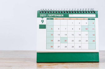 9月绿色桌子上日历