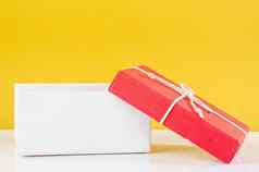 开放白色礼物盒子红色的弓