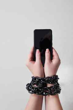 铁链关系手智能手机概念社会媒体互联网上瘾灰色的背景