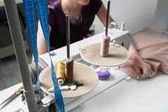 女人缝纫机裁缝工作室现代讲习班商店