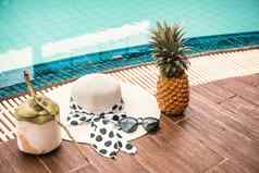 夏天假期游泳池放松生活方式概念混合水果附件女人游泳池海滩假期热带休闲活动放松假期度假胜地
