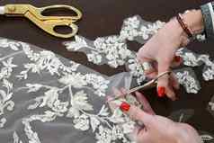 裁缝切割花边织物婚礼衣服装饰