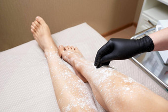 美容师准备好了蜡女腿水疗中心中心准备脱毛把白色粉