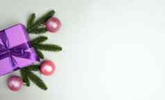 紫色的礼物盒子系丝带灰色的背景前视图节日背景复制空间