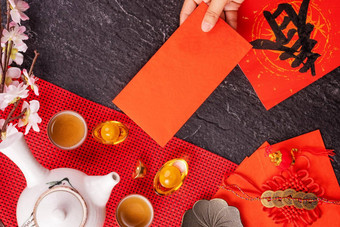 设计概念中国人月球1月一年女人持有给红色的信封这<strong>战俘</strong>在香港堡幸运的钱前视图平躺开销词’chun’意味着未来春天