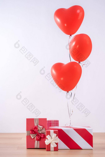 情人节一天母亲的一天生日设计概念心氦气球礼物盒子光木地板上白色墙背景关闭