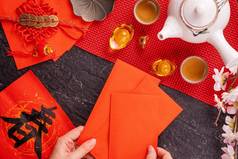 设计概念中国人月球1月一年女人持有给红色的信封这战俘在香港堡幸运的钱前视图平躺开销词’chun’意味着未来春天