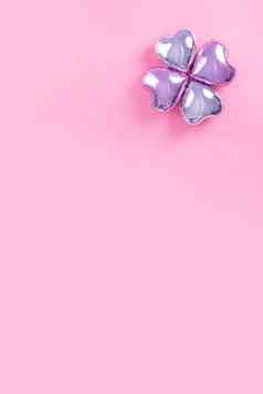 情人节一天浪漫的设计概念美丽的真正的心形状箔气球孤立的苍白的粉红色的背景前视图平躺开销摄影
