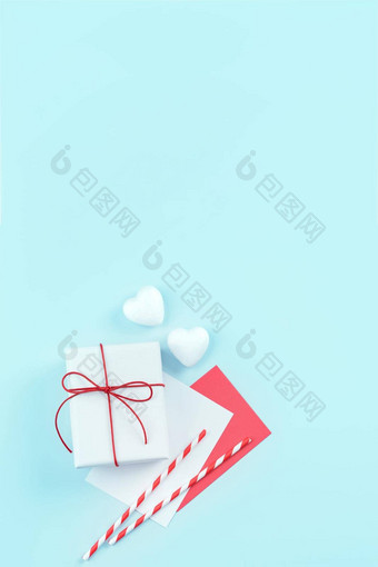 情人节一天母亲的一天艺术设计概念促销活动红色的白色包装礼物盒子孤立的柔和的光蓝色的颜色背景平躺前视图