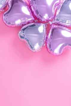 情人节一天浪漫的设计概念美丽的真正的心形状箔气球孤立的苍白的粉红色的背景前视图平躺开销摄影