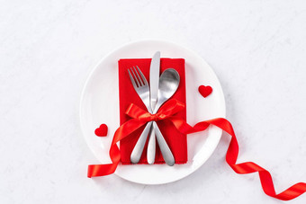 情人节一天餐设计概念浪漫的板菜集孤立的大理石白色背景餐厅假期庆祝活动促销前视图平躺