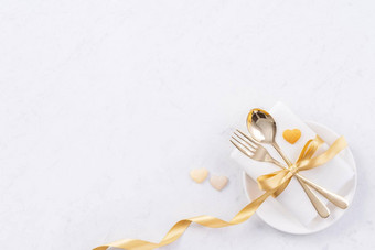 情人节一天母亲的一天假期约会餐宴会设计概念白色板金丝带大理石背景前视图平躺