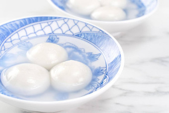 美味的唐元元宵小碗亚洲传统的节日食物大米饺子球塞馅料中国人灯笼节日关闭