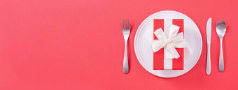 情人节一天餐设计概念浪漫的板菜集孤立的红色的背景<strong>餐厅</strong>假期庆祝活动<strong>促销</strong>活动前视图平躺
