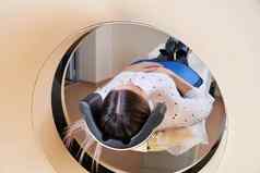女病人经历核磁共振磁共振成像医院医疗设备健康护理概念