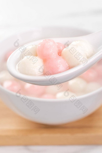 唐元汤圆美味的红色的白色大米饺子球小碗亚洲传统的节日食物中国人冬天冬至节日关闭图片
